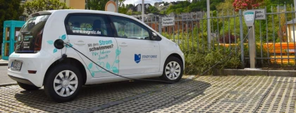 Elektroauto lädt an Ladesäule – EV Greiz unterstützt die Energiewende mit Produkten für E-Mobilität