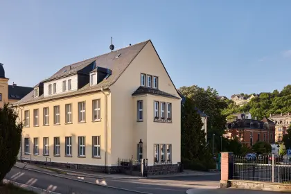 Das Unternehmensgebäude der EV Greiz im Morgenlicht.
